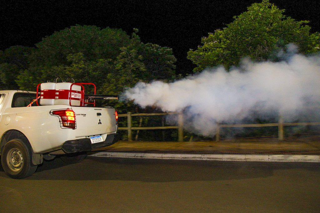 Combate à dengue: carro fumaçê continua atuando em Linhares.