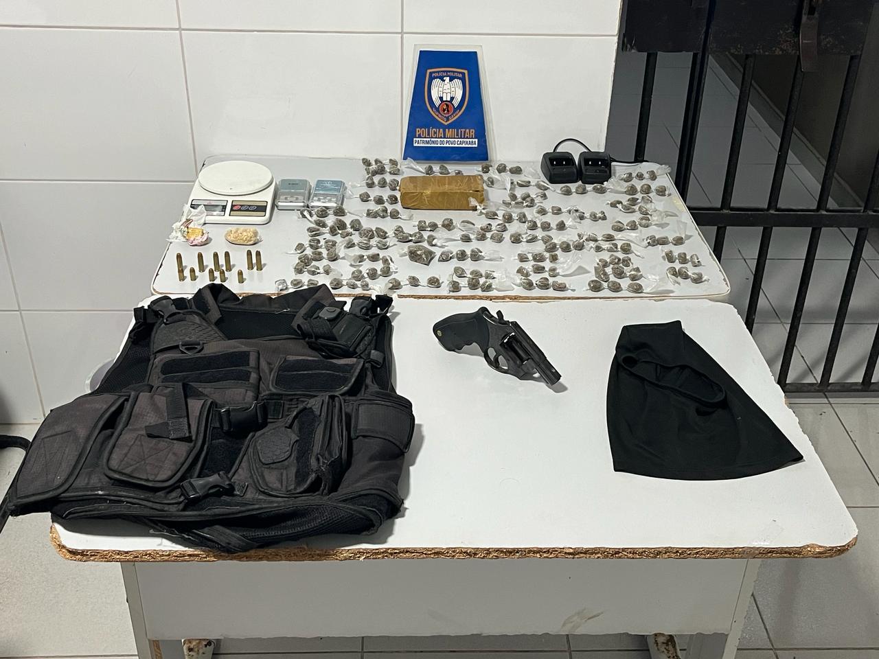 Polícia no Beco 08 do Juparanã: droga, arma, e munições apreendidas