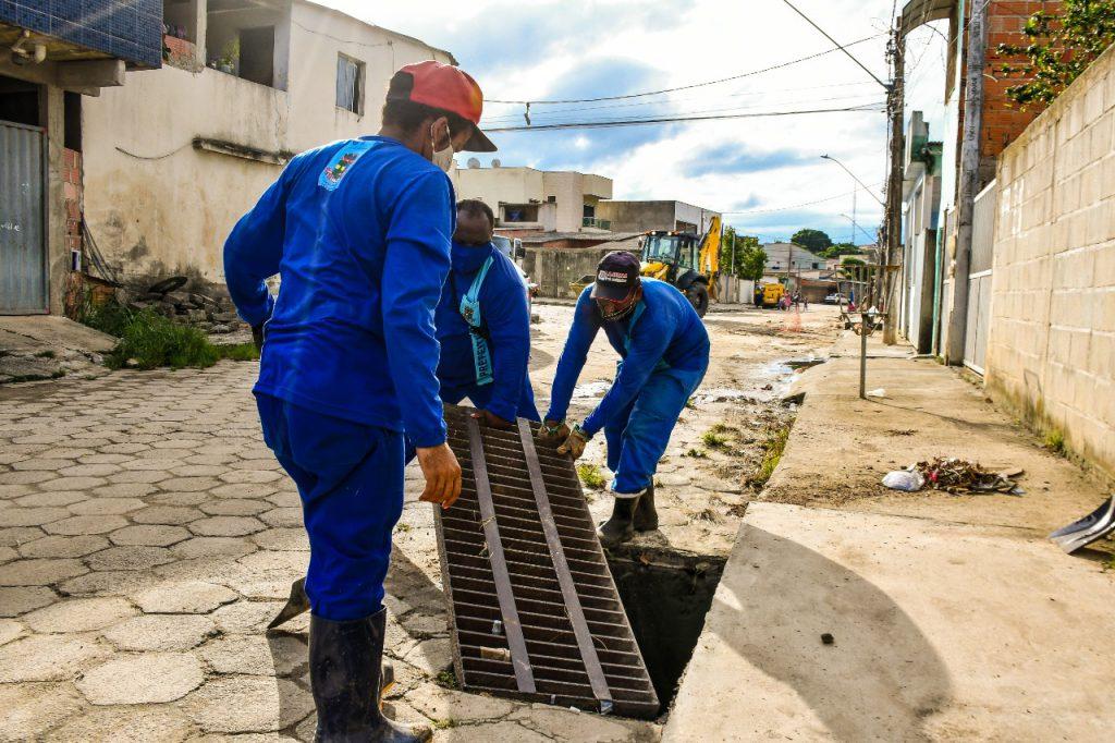 Prefeitura intensifica serviços de limpeza e desobstrução de bueiros em Linhares.