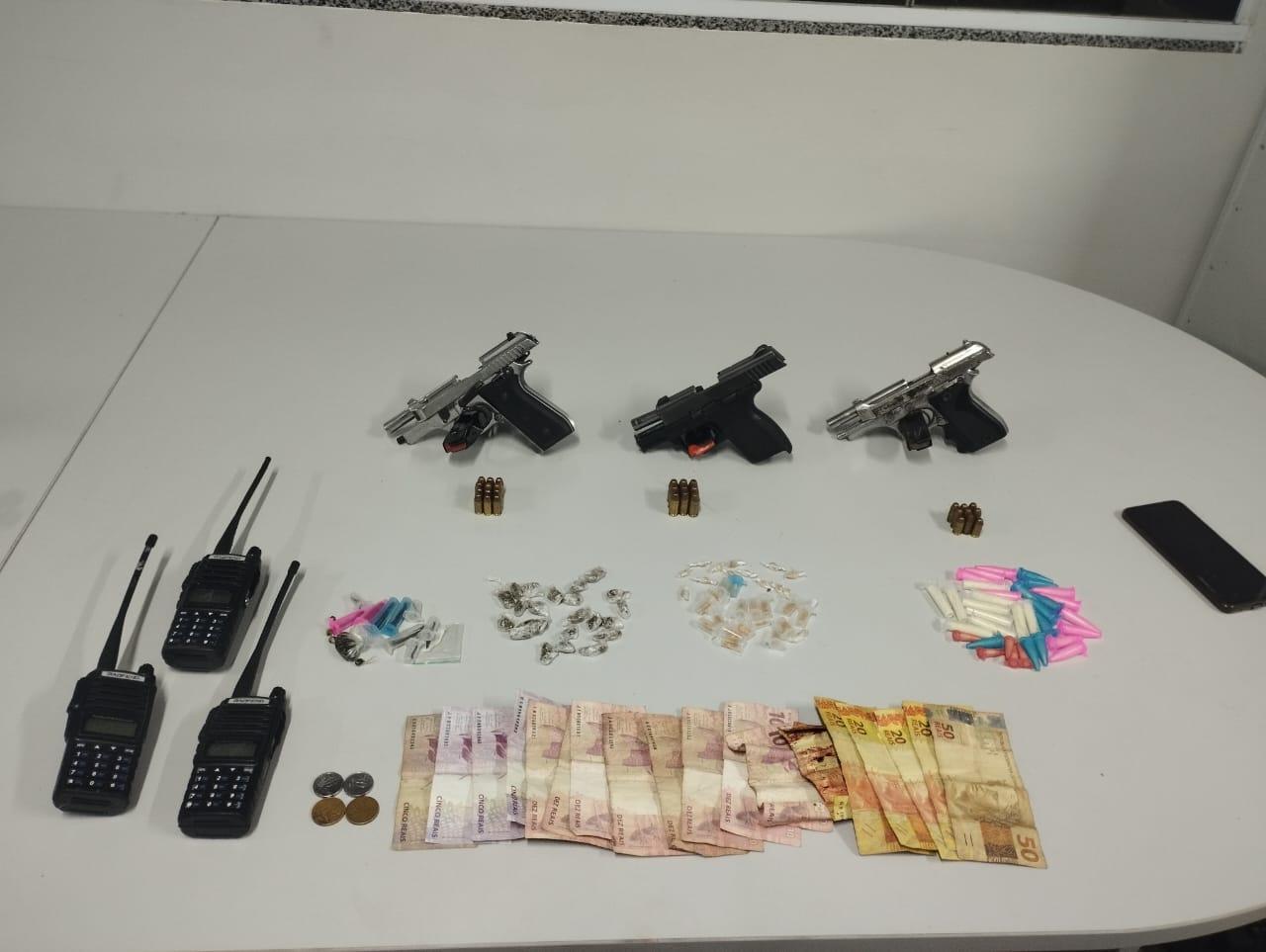 Polícia aprende várias armas e entorpecentes durante patrulhamento