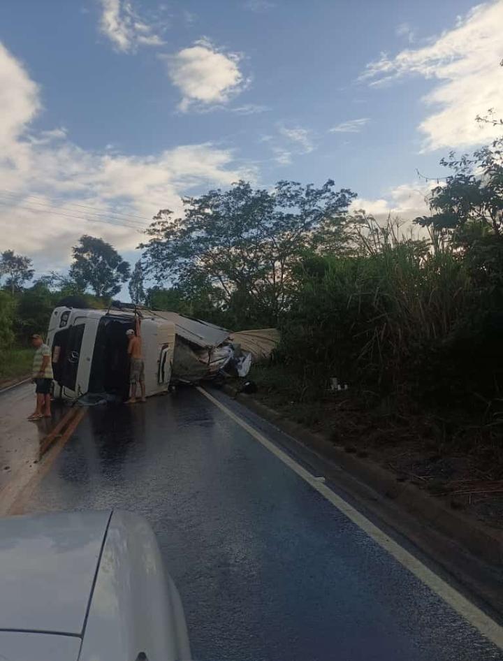 Estrada que liga Linhares a Rio Bananal fica interditada após acidente.