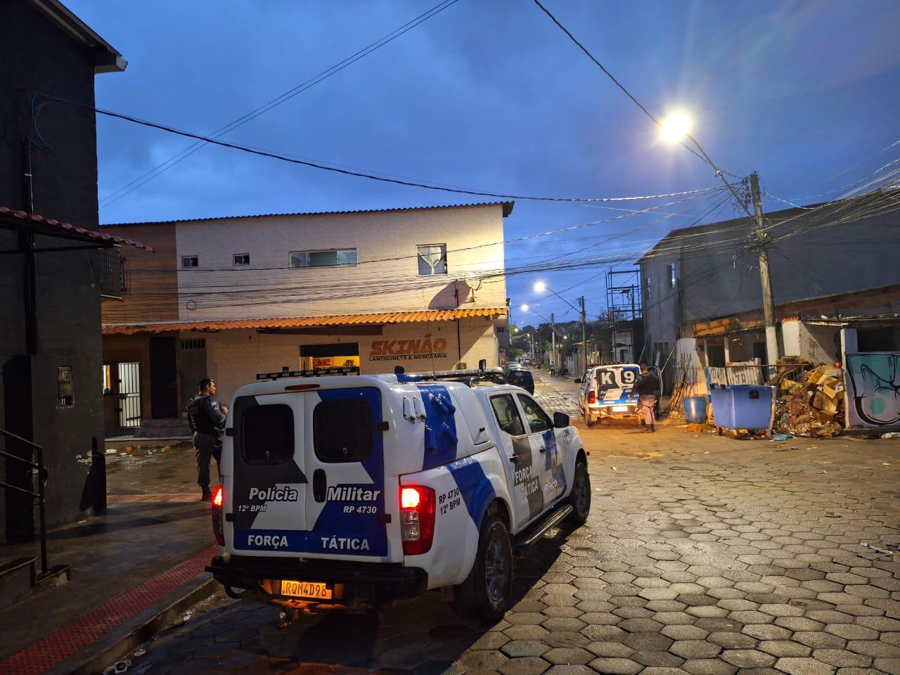 Força Tática e K9 apreendem drogas no bairro Aviso.