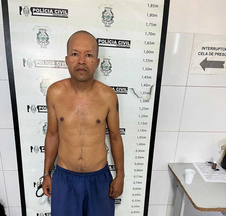 Polícia troca tiros com homem acusado de homicídio e tráfico de drogas.