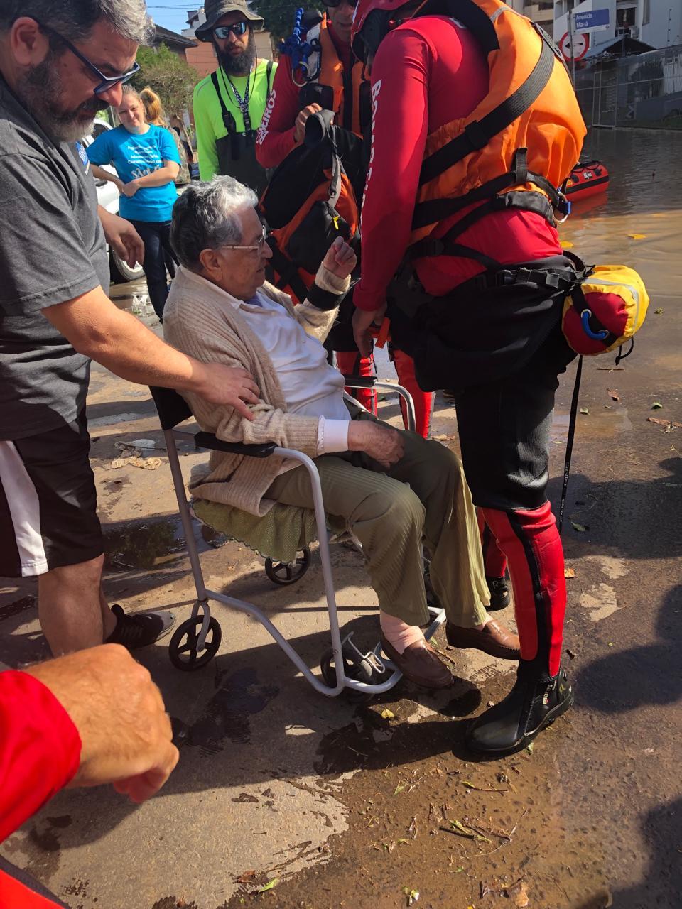 Bombeiros do Espírito Santo resgatam 270 pessoas no sul.