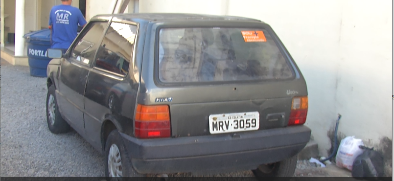 Polícia de Linhares apreende carro roubado em Colatina.