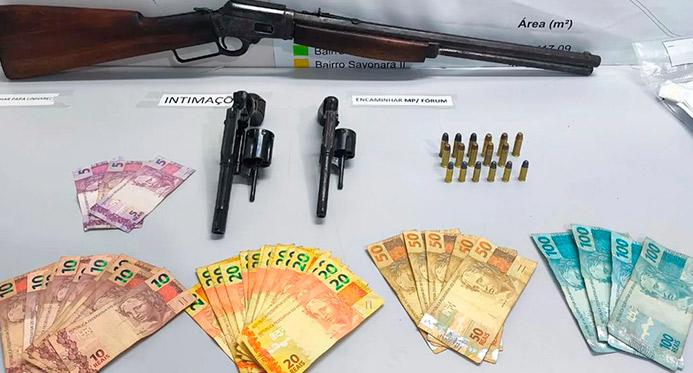 Armas e munições são encontradas em um telhado em Sooretama.