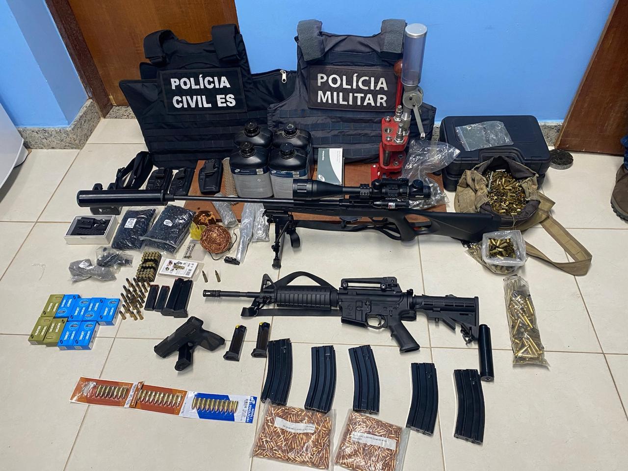 Polícia apreende fuzil e pistola durante ação.