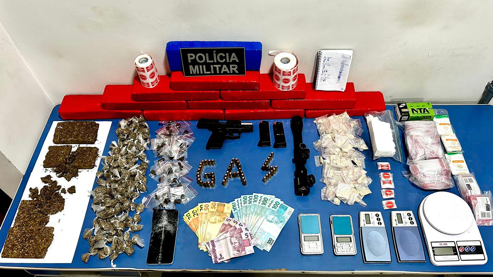 Polícia prende homem acusado de homicídio e tráfico de drogas.