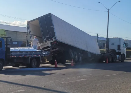 Perigo no Trânsito: Baú de caminhão tomba na BR101.