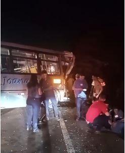 Acidente envolvendo dois ônibus deixa 12 feridos na BR101