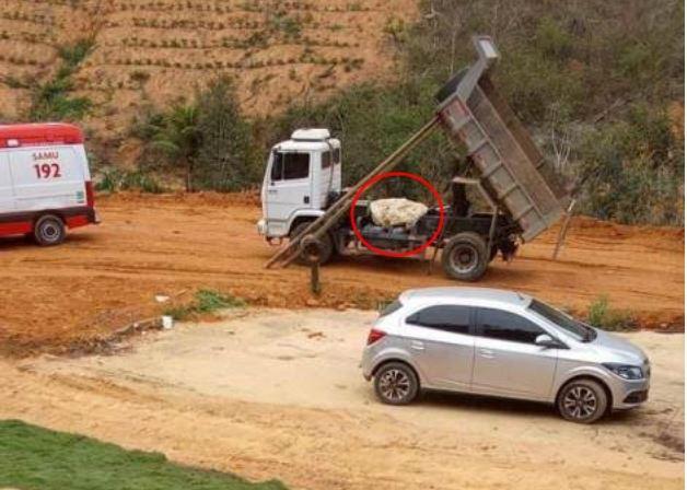 Motorista é esmagado por caçamba de caminhão em Rio Bananal.