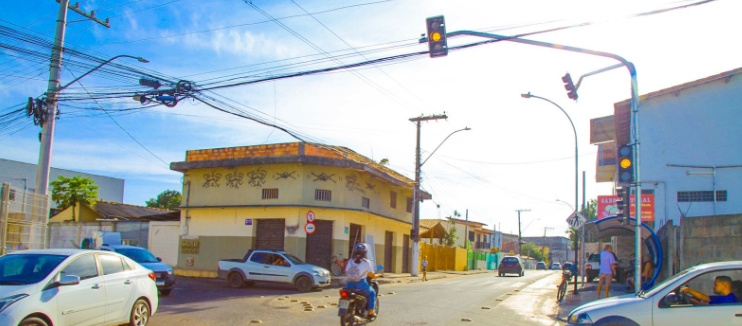 Prefeitura instala sinalização semafórica nos bairros Linhares V e Palmital